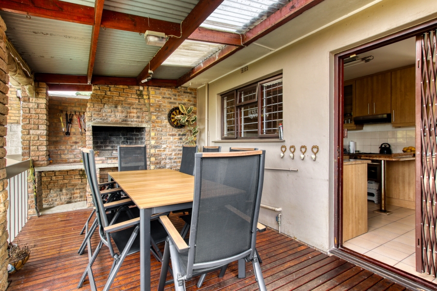 4 Bedroom Property for Sale in Heldervue Western Cape
